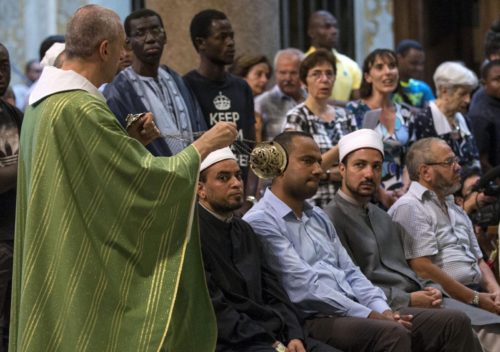 Musulmanes van a Misa Católica en Milan