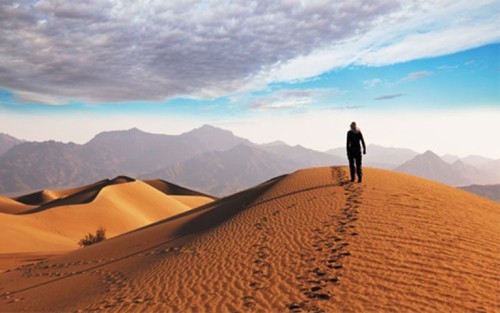 caminando en duna de arena