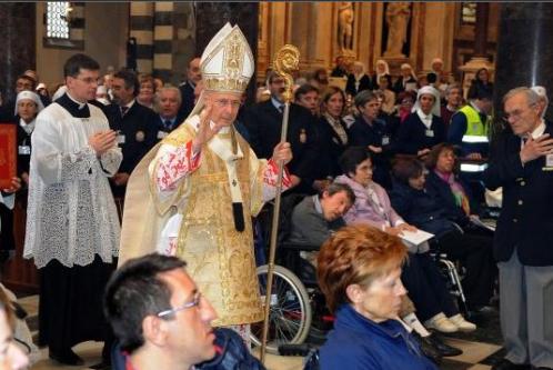 cardenal bagnasco en misa con gente en silla de ruedas
