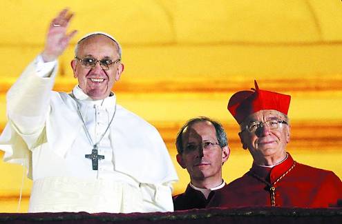 cardenal hummes al lado de francisco recien elegido