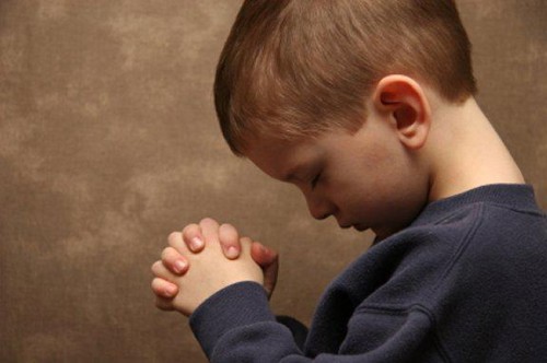 niño orando