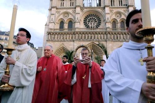 procesion con la corona de espinas en francia