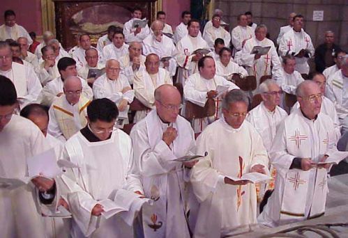 sacerdotes rezando