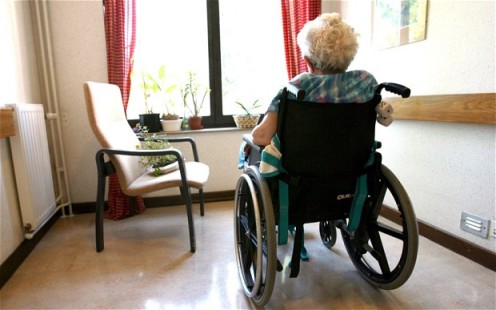 anciana en silla de ruedas