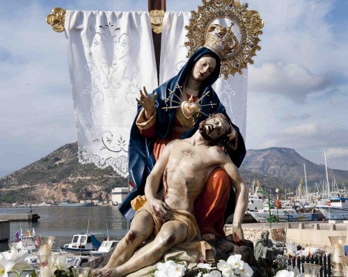 virgen con jesus luego del descendimiento fondo