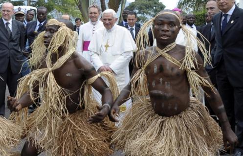 Benedicto XVI y africanos bailando