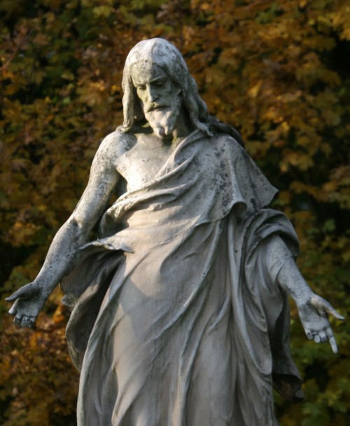 estatua de jesus mostrando el hombro
