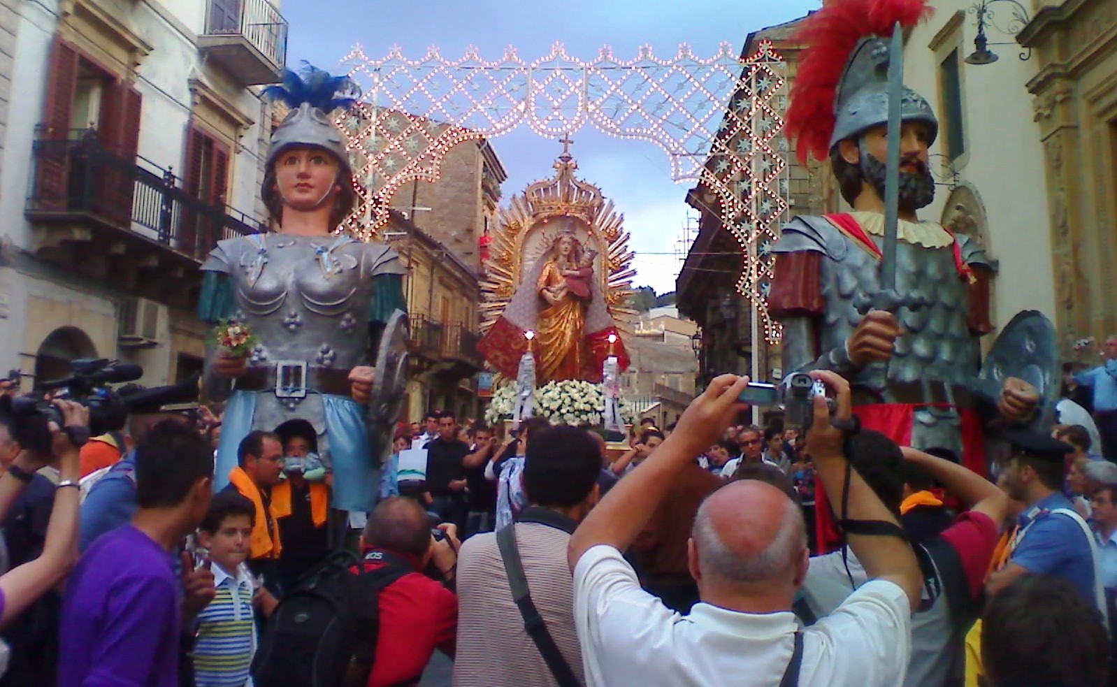 Nuestra Señora de la Luz, aparición de María en Países Distintos, Italia (15 may)