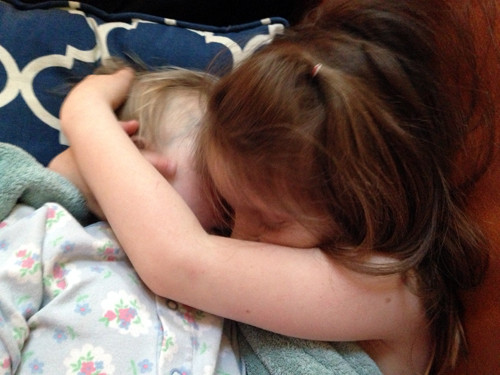 Giselle recien muerta abrazada por su hermana