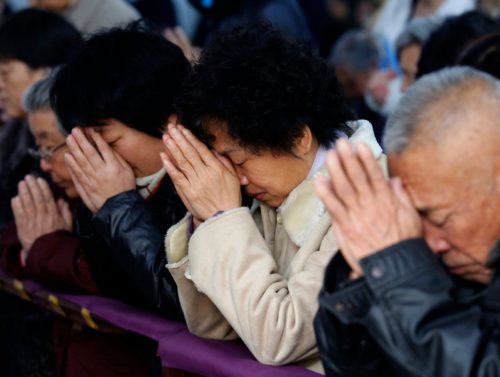 chinos rezando