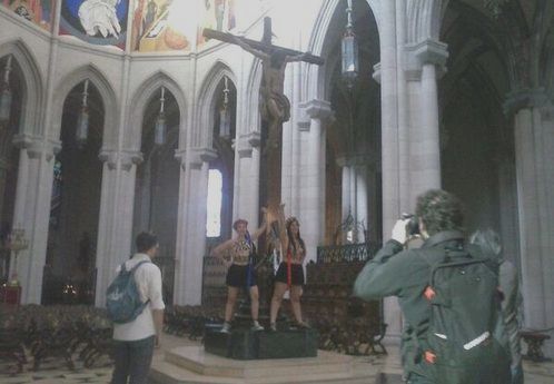 femen encadenadas crucifijo catedral