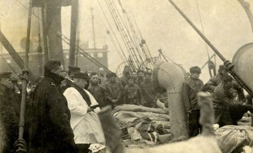 foto de la cubierta del titanic con sacerdote orando