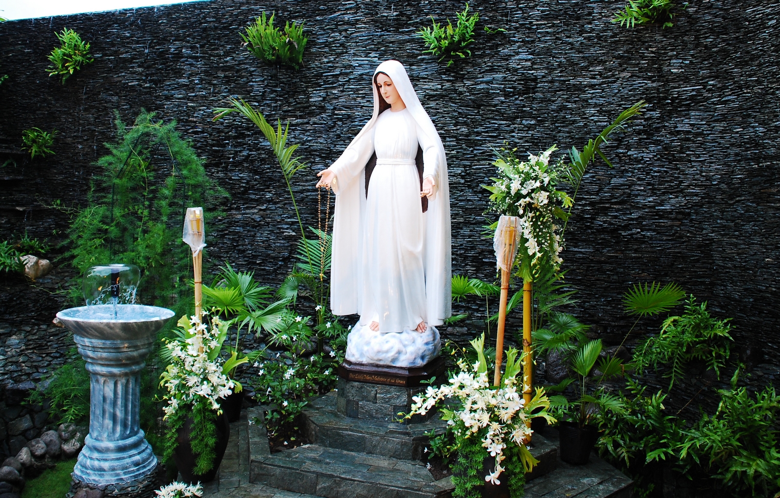 La Oscuridad que Rodea las Apariciones de la Santísima Virgen en Lipa