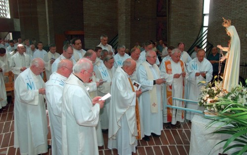 padre gobbi y sacerdotes del msm rezan a la virgen