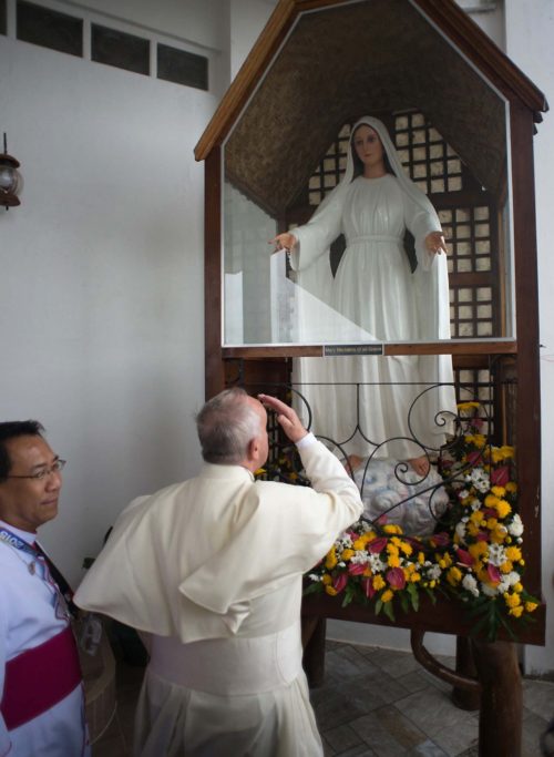 papa francisco orando a la virgen de lipa