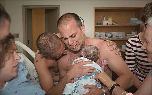 pareja gay con hijo recien nacido