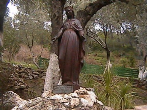 estatua de la virgen maria fuera de la casa de efeso