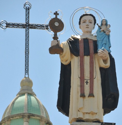 estatua de san jacinto arriba de una iglesia