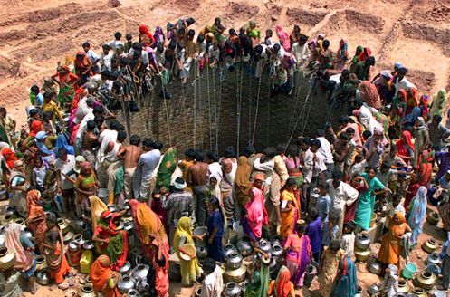 sacando agua de un pozo en la india