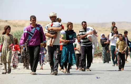 yazidies caminando escapando de irak