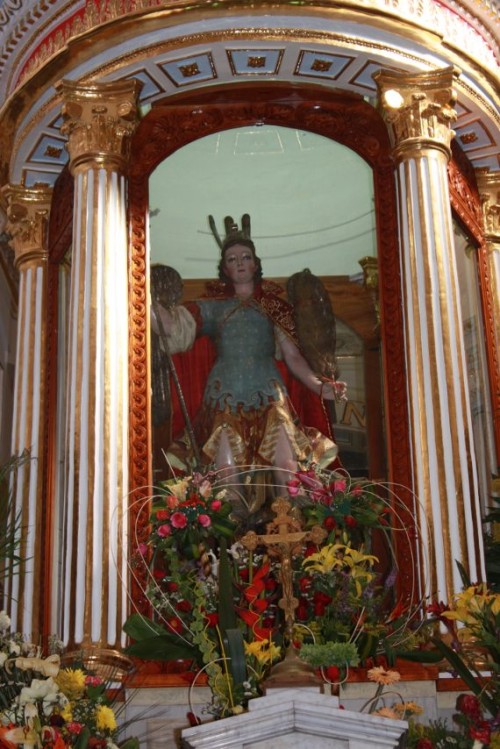 estatua de san miguel dentro de la iglesia de tlaxcala