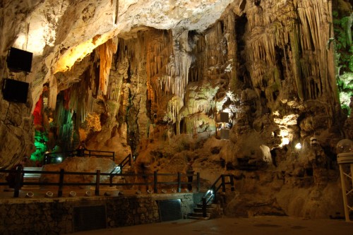 interior de cueva de san miguel fondo