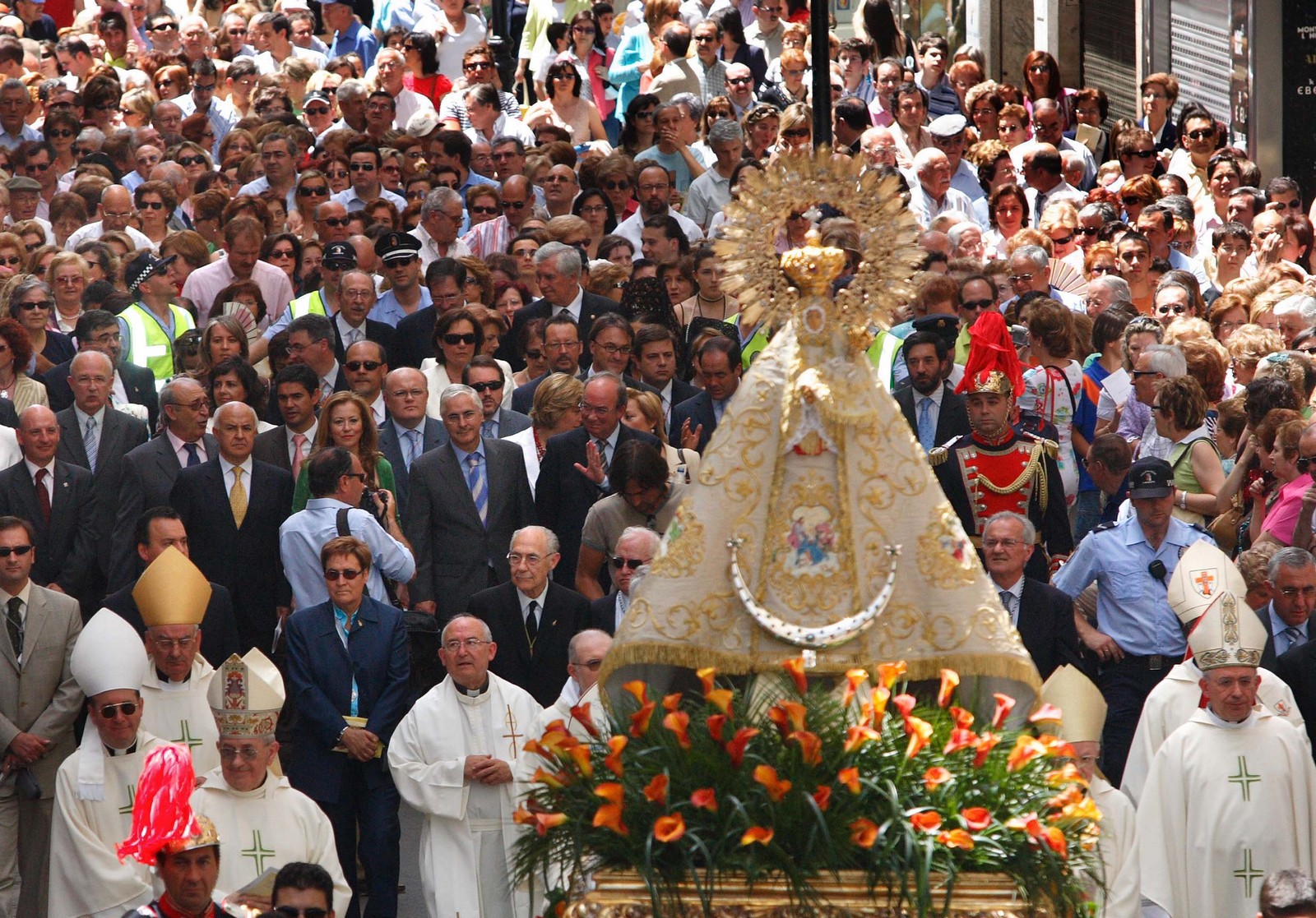 Virgen de los Llanos de Albacete, llevada a España por Santiago (17 sep, 16 may)