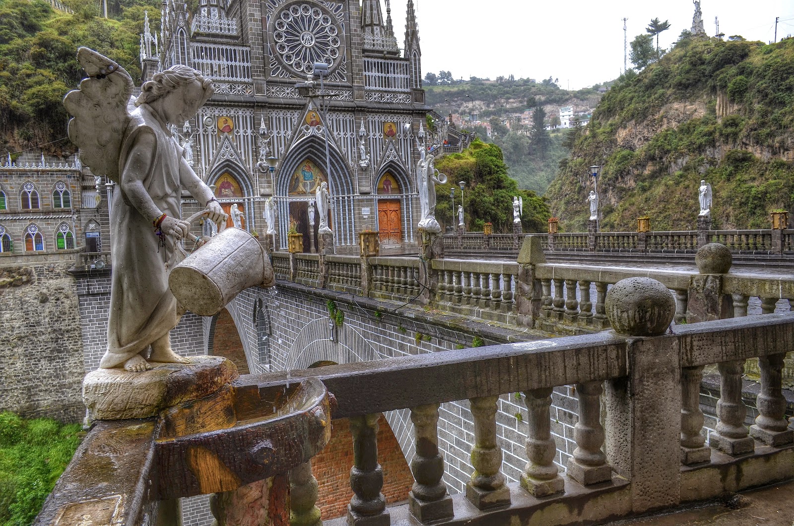 Nuestra Señora de las Lajas, Misteriosamente Impresa en una Piedra, Colombia (16 sep)
