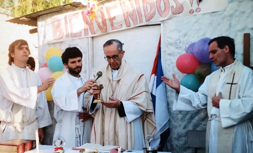 bergoglio celebrando misa en villa misaria