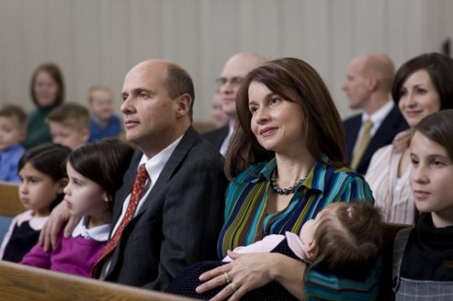 familia con hijos en misa