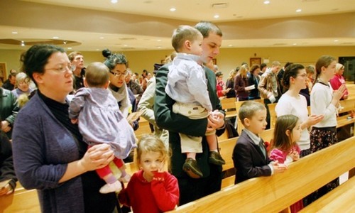 familias con niños en misa