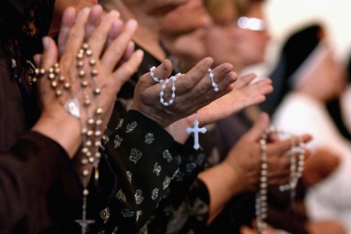 fieles orando el rosario e irak
