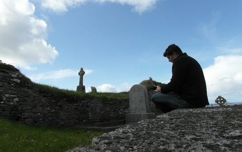 hombre orando en una tumba