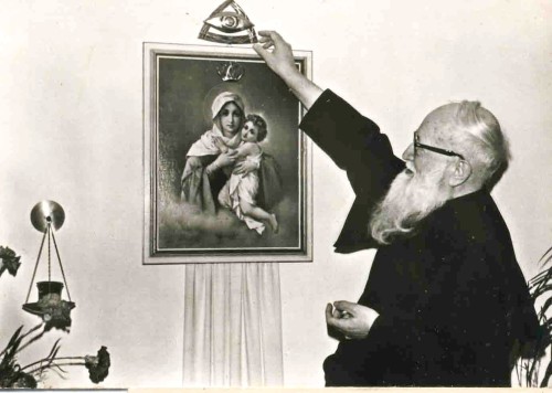 padre kentenich coronando imagen de schoenstatt