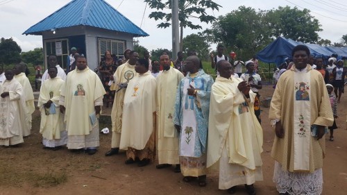 sacerdotes en misa del 21 aniversario del 2005 aokpe