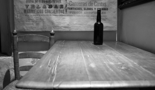 soledad mesa vacia con botella fondo