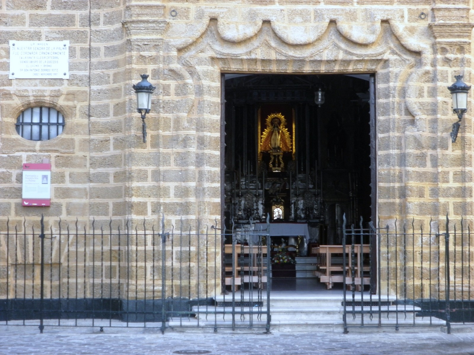 Nuestra Señora de la Palma Coronada de Cádiz, Detiene un Tsunami, España (1 nov)