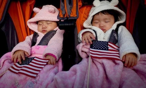 bebes asiaticos con bandera de eeuu