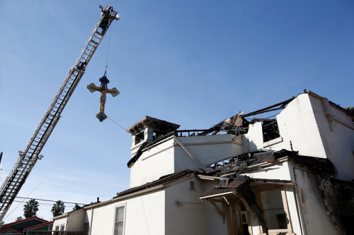 bomberos removiendo la cruz de la iglesia de san jose incendiada