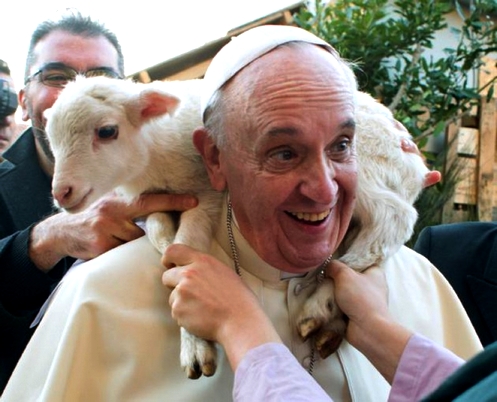 el papa con una oveja al hombro