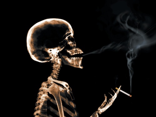 esqueleto fumando
