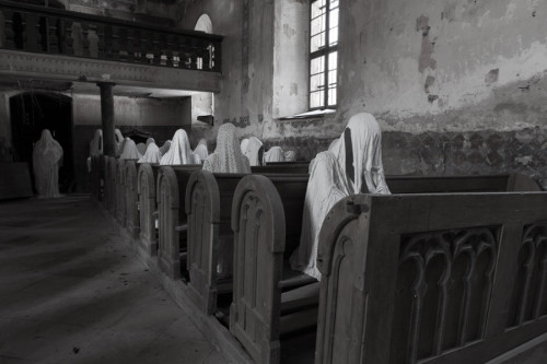 fantasmas sentados en una iglesia