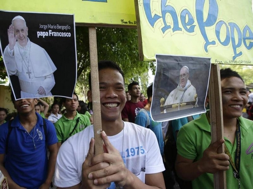 filipinos y cartel de papa francisco