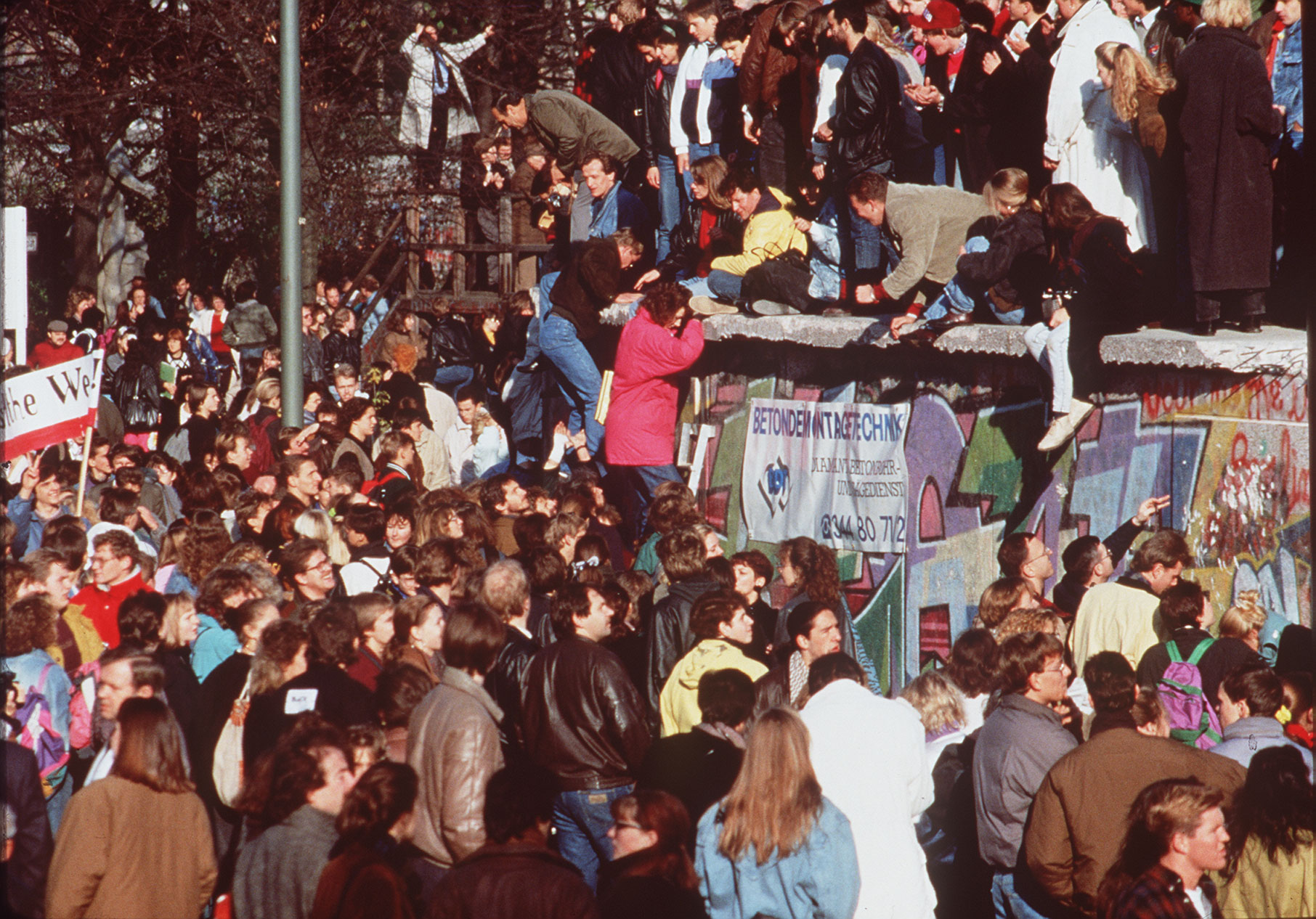 Cómo Juan Pablo II Resquebrajó el Muro de Berlín