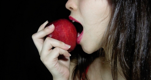 mujer comiendo una manzana