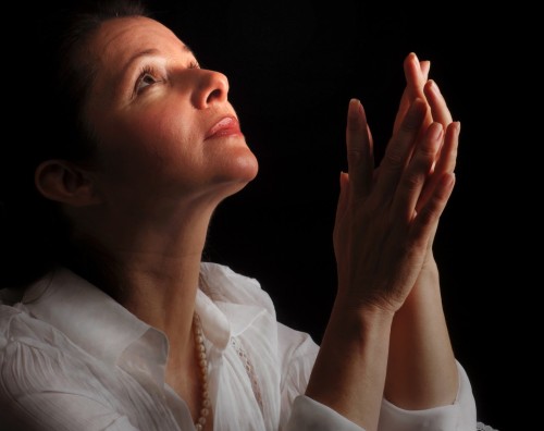 mujer orando fondo