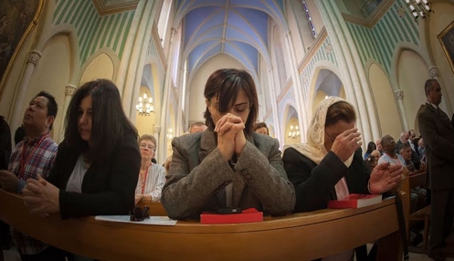 mujeres orando en misa