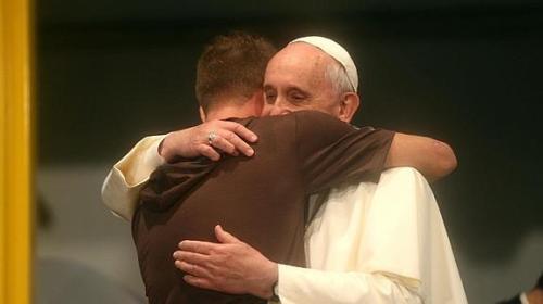 papa francisco abraz a un fiel