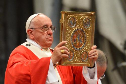 papa francisco muestra la biblia