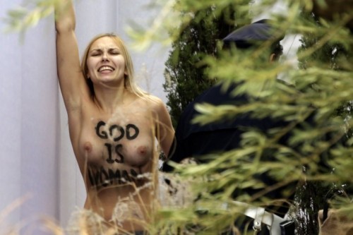 feminosta de femen desnuda en el vaticano